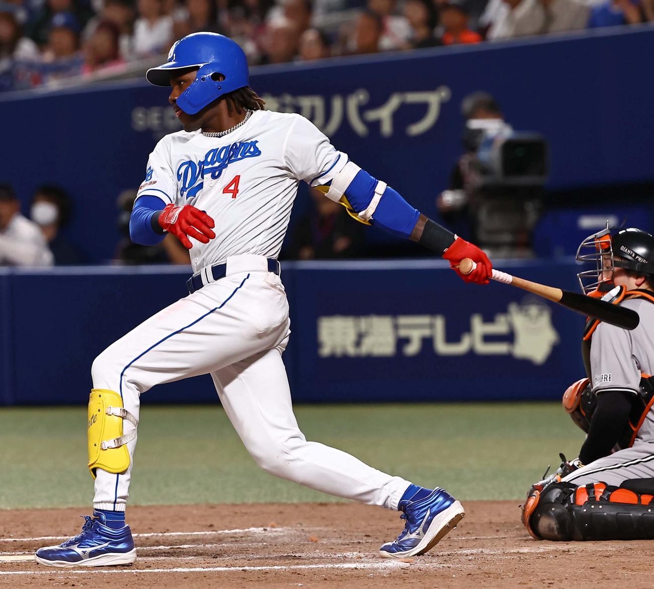 中日対巨人　8回裏中日2死二、三塁、カリステは2点適時打を放つ（撮影・上田博志）