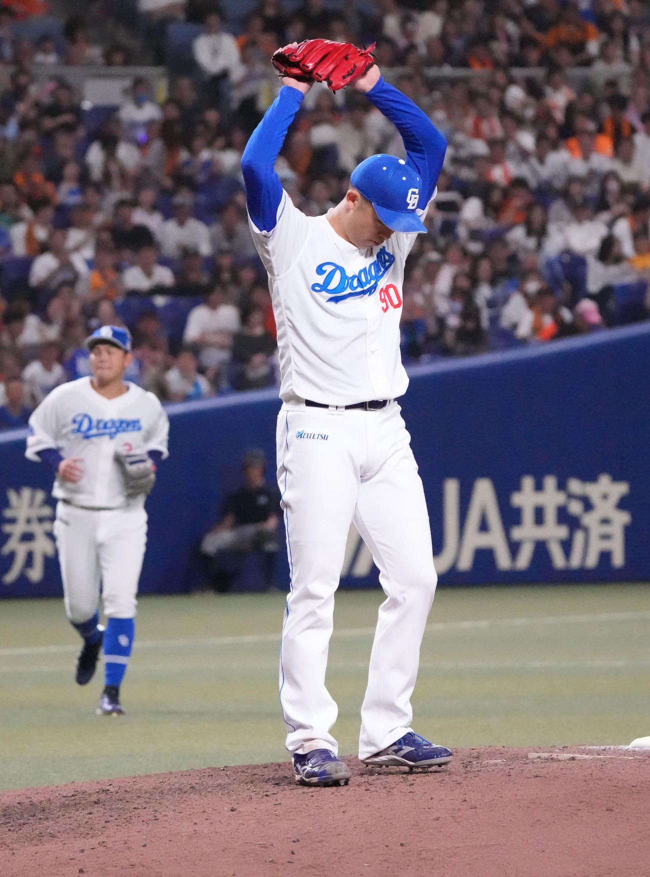 中日対巨人　9回表巨人2死一塁、リチャードを三振に仕留めポーズを決める松山（撮影・森本幸一）