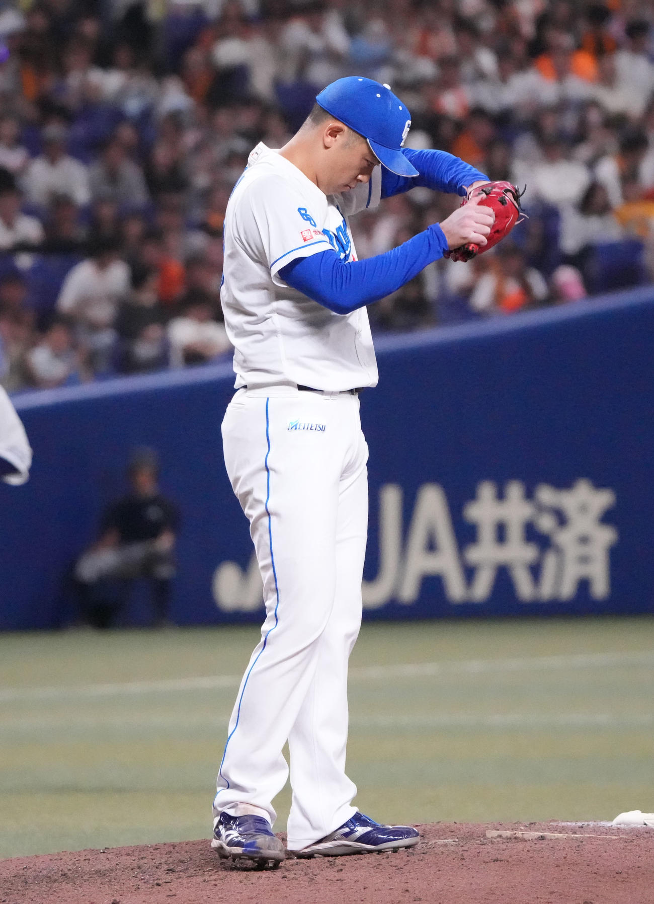 中日対巨人　9回表巨人2死一塁、リチャードを三振に仕留めポーズを決める松山（撮影・森本幸一）