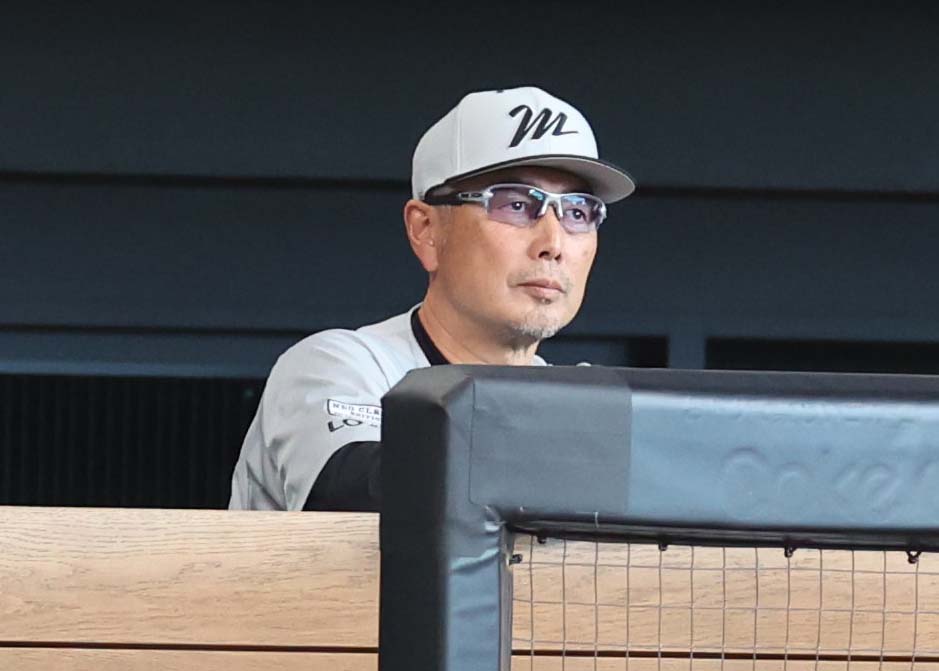 日本ハム対ロッテ　試合を見つめる吉井監督（撮影・黒川智章）