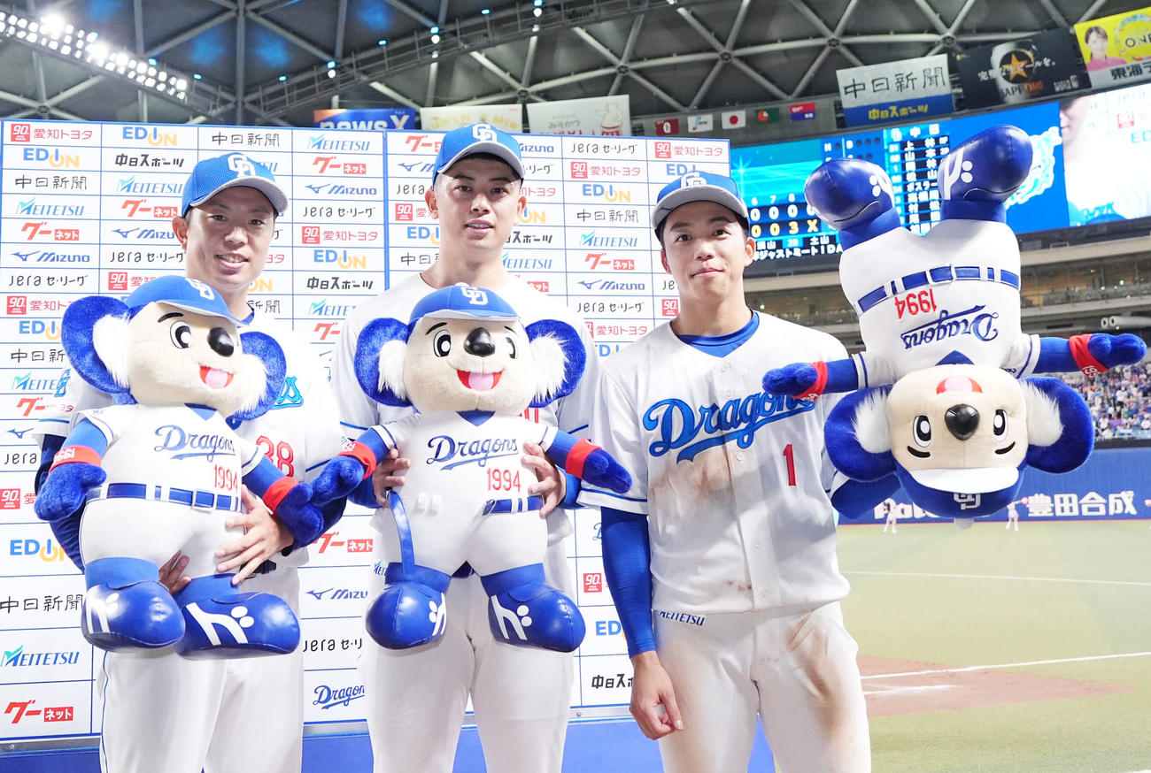 中日対巨人　ヒーローインタビューを終えポーズを決める、左から松葉、松山、岡林（撮影・森本幸一）