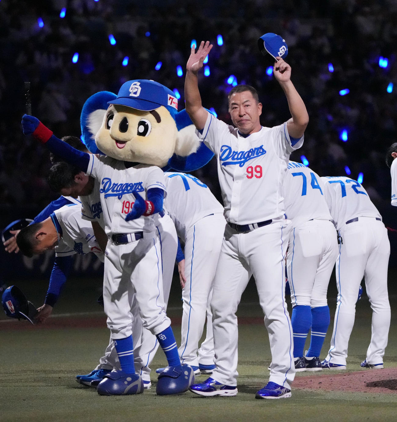 中日対巨人　試合終了、井上監督（右）は観客にあいさつをする（撮影・森本幸一）