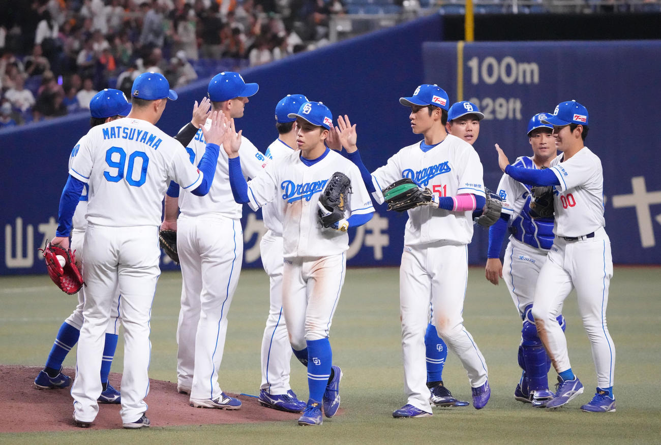 中日対巨人　試合終了、勝利に喜ぶ中日ナイン（撮影・森本幸一）