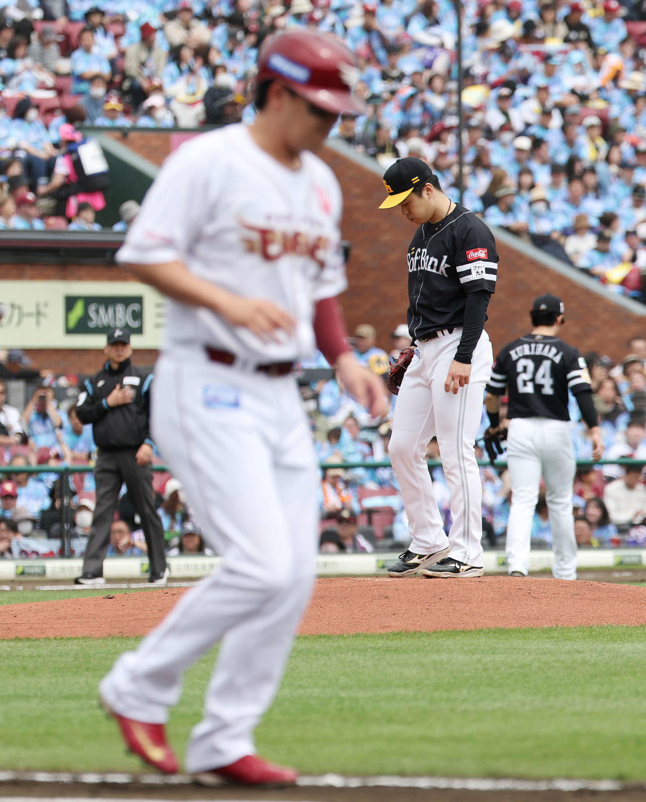 楽天対ソフトバンク　1回裏楽天1死二塁、浅村に死球を与えた松本晴（撮影・宮地輝）