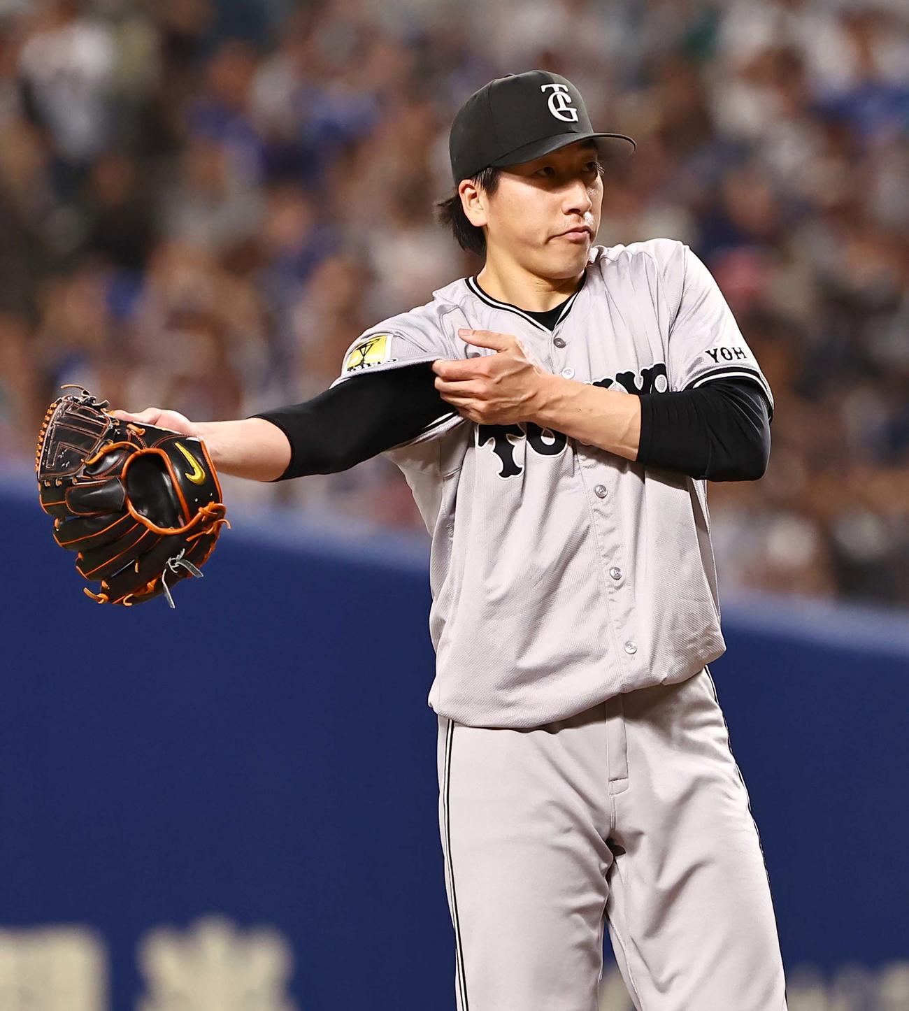 中日対巨人　8回裏中日2死満塁、暴投で勝ち越しを許した大勢は渋い表情を見せる（撮影・上田博志）