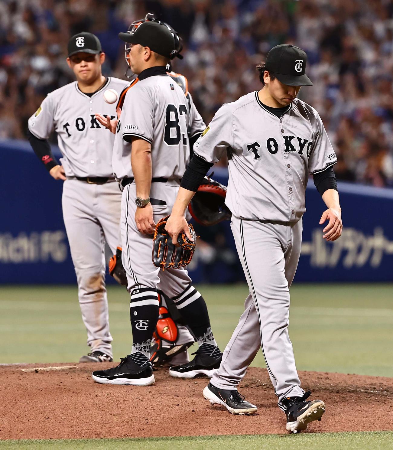 中日対巨人　8回、カリステに2点適時打を浴びた大勢（右）は阿部監督（中央）に交代を告げられ降板する（撮影・上田博志）
