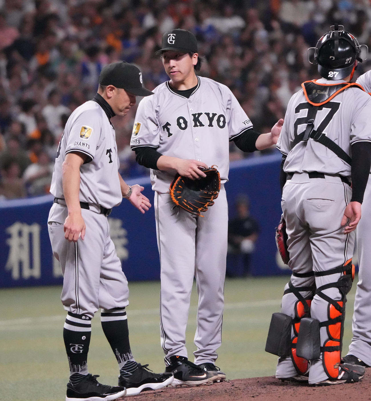 巨人阿部監督（左）に交代を告げられ大勢はマウンドを降りる（撮影・森本幸一）