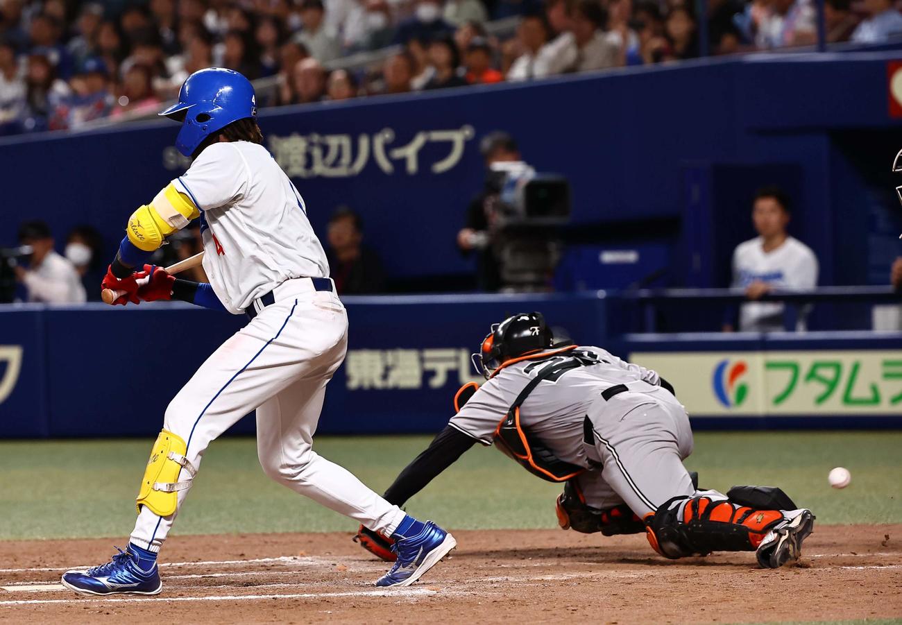 中日対巨人　8回裏中日2死満塁、岸田（右）は大勢の暴投を捕れず勝ち越しを許す。打者はカリステ（撮影・上田博志）