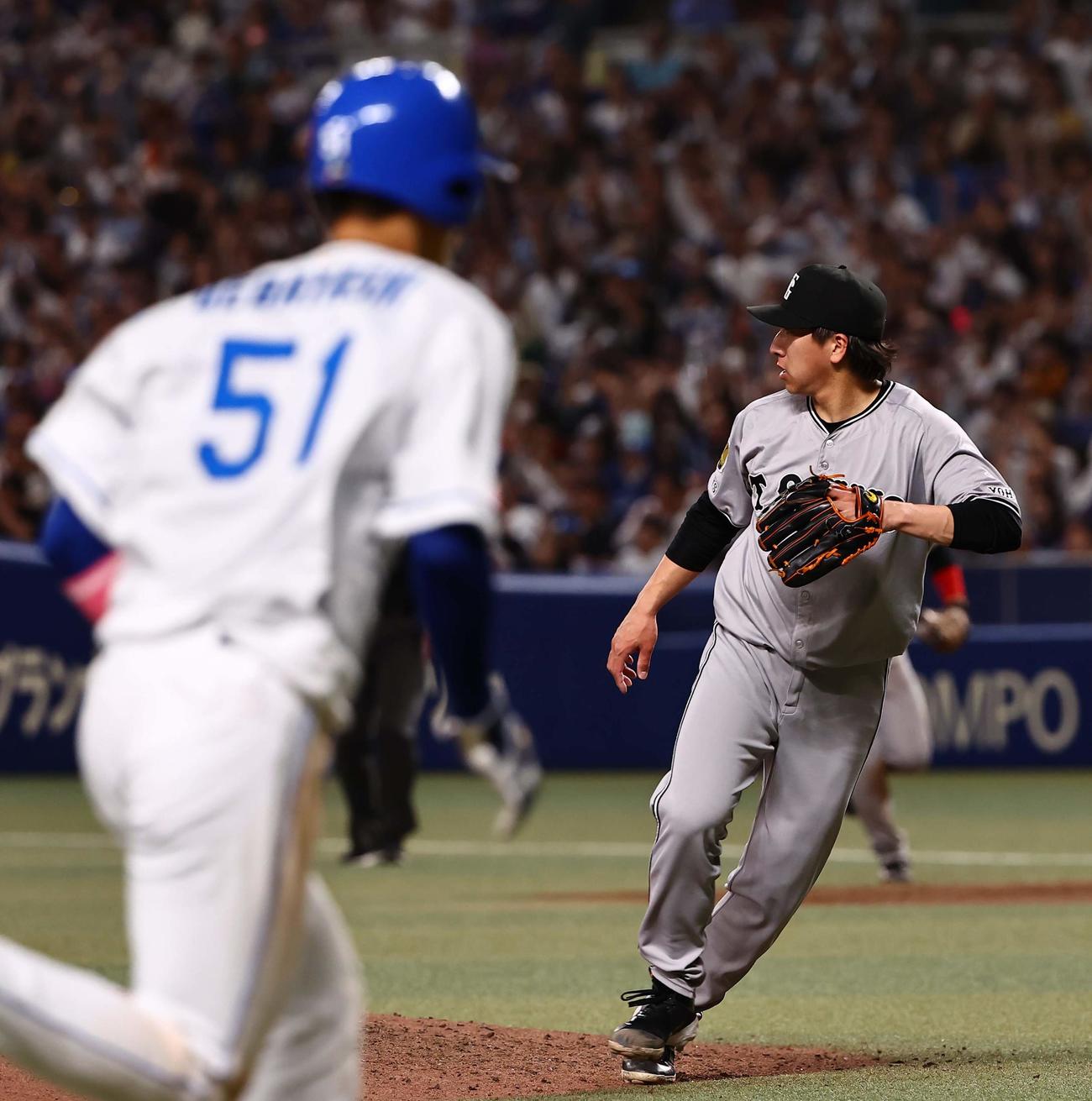 中日対巨人　8回裏中日2死二、三塁、大勢はカリステに2点適時打を浴び上林の生還を許す（撮影・上田博志）