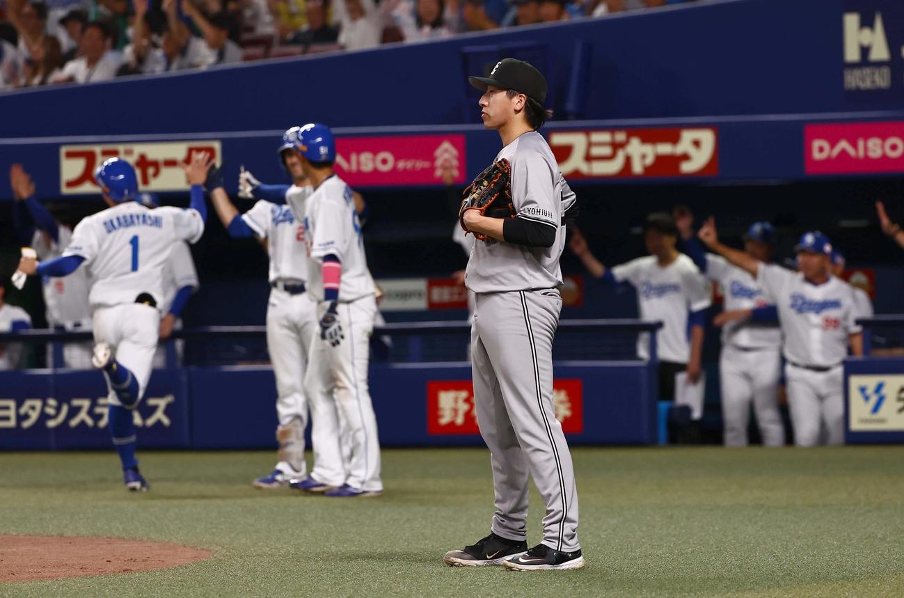 中日対巨人　8回裏中日2死二、三塁、大勢はカリステに2点適時打を浴び岡林（左）らの生還を許す（撮影・上田博志）