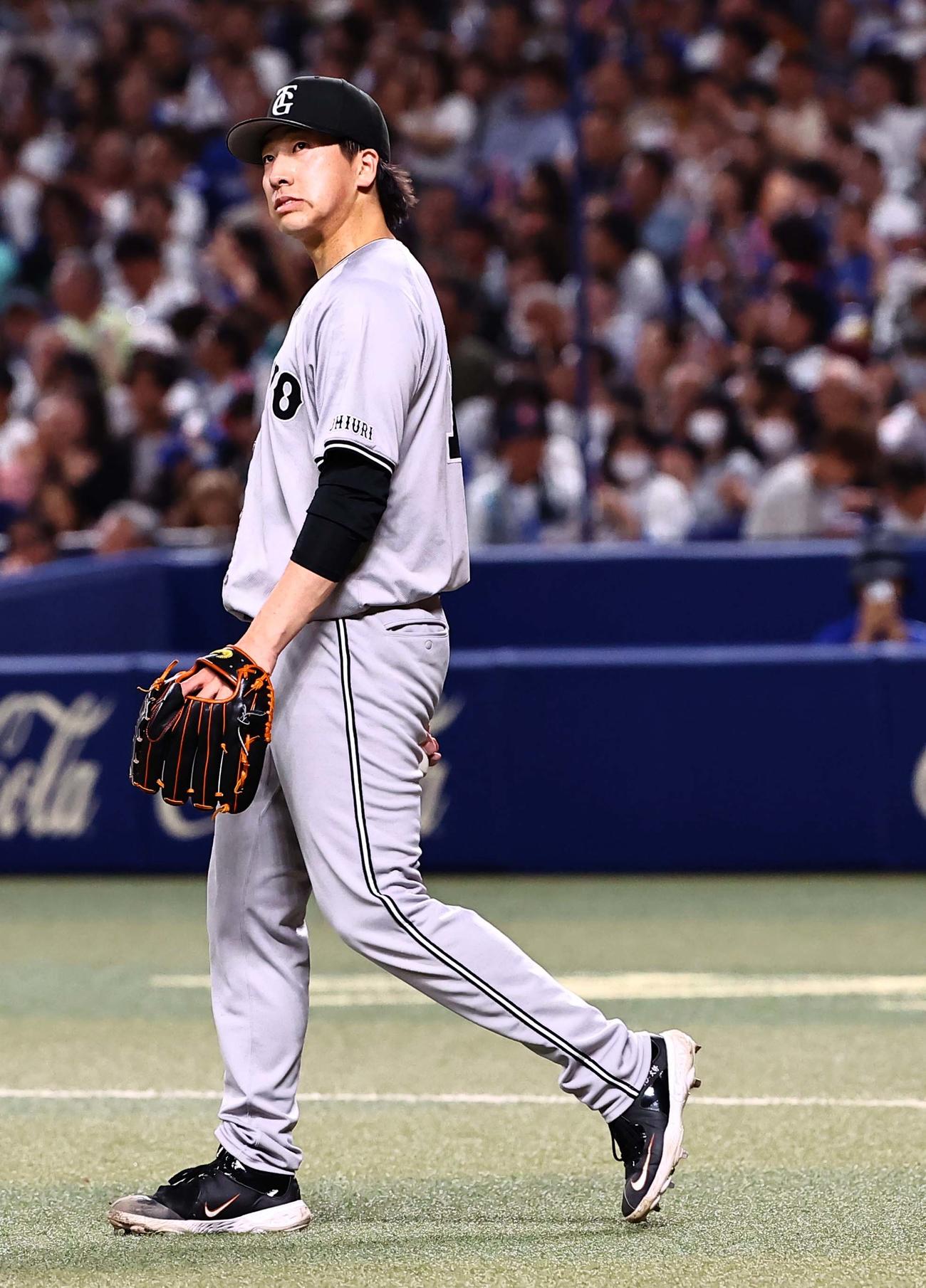 中日対巨人　8回裏中日2死満塁、暴投で勝ち越しを許した大勢は渋い表情を見せる（撮影・上田博志）