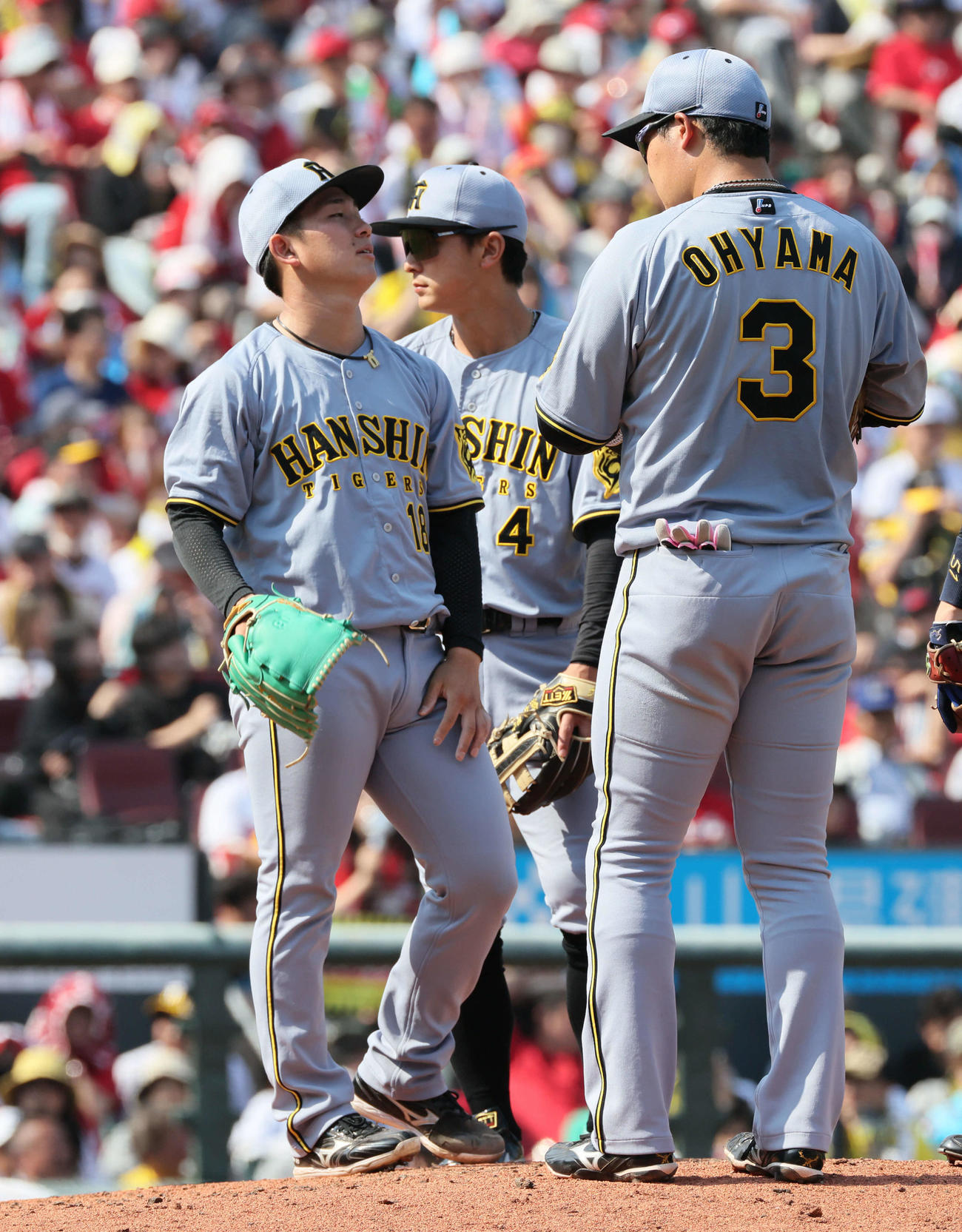 広島対阪神　7回裏広島1死一、二塁、伊原（左）は降板（撮影・加藤孝規）