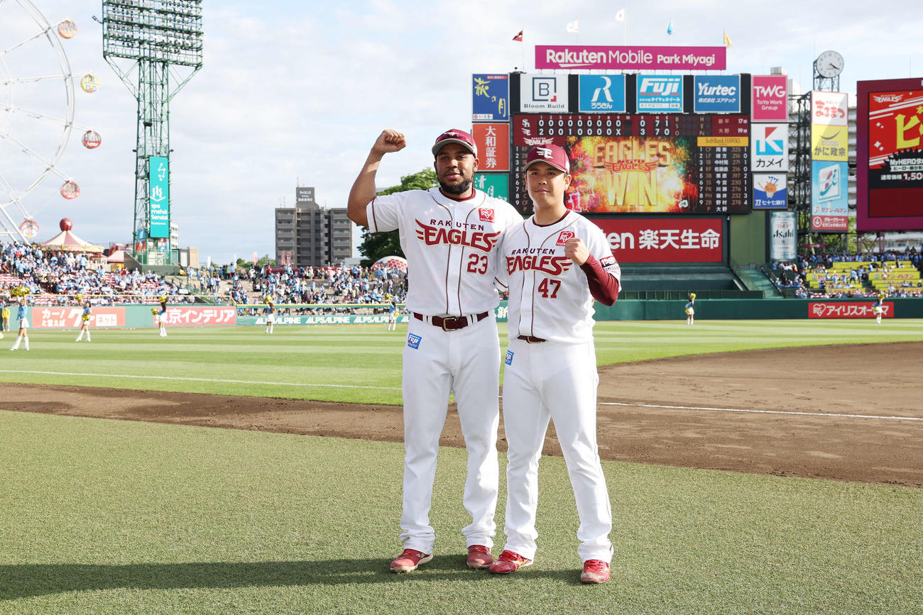 楽天対ソフトバンク　勝利しガッツポーズする楽天フランコ（左）と藤井（撮影・宮地輝）