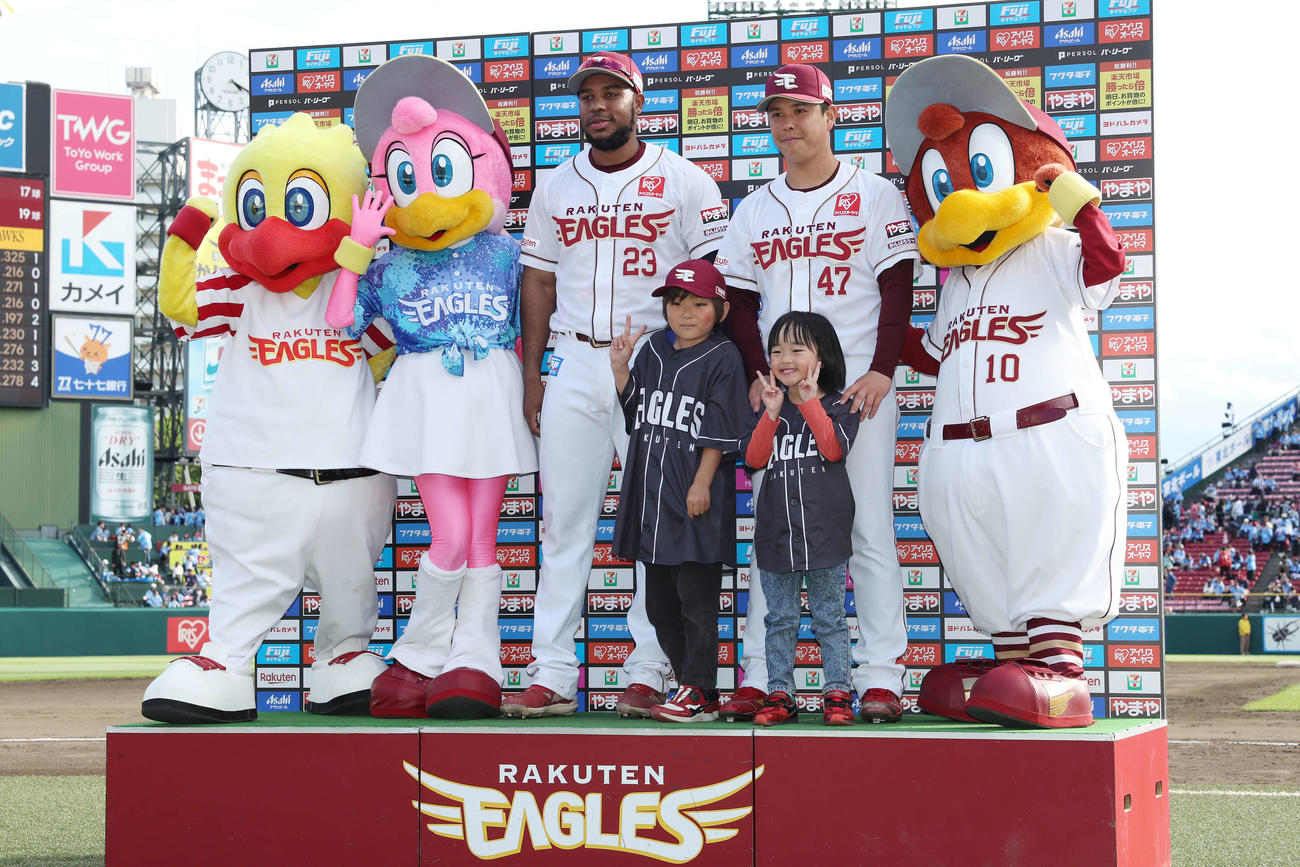 楽天対ソフトバンク　勝利し子どもたちと記念撮影する楽天フランコ（左）と藤井（撮影・宮地輝）