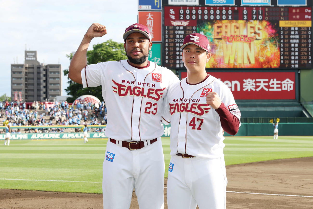 楽天対ソフトバンク　勝利しガッツポーズする楽天フランコ（左）と藤井（撮影・宮地輝）