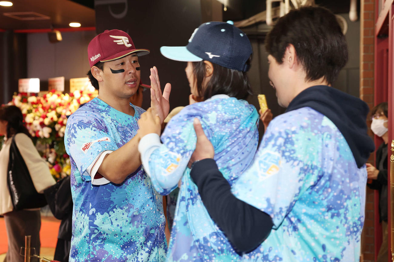 楽天対ソフトバンク　勝利しファンとタッチを交わす楽天浅村（撮影・宮地輝）