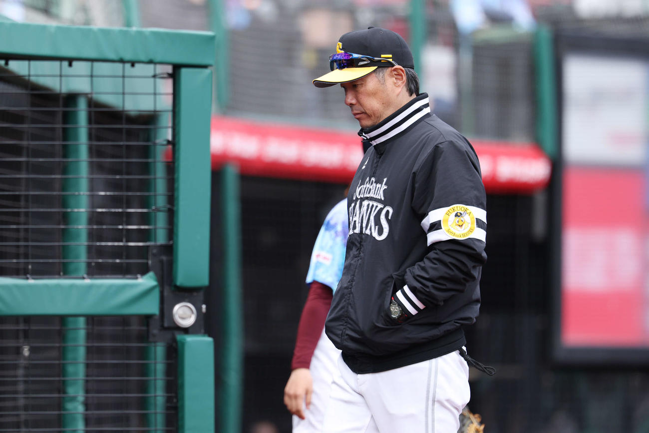 投手交代を告げ厳しい表情でベンチに下がるソフトバンク小久保監督（撮影・宮地輝）