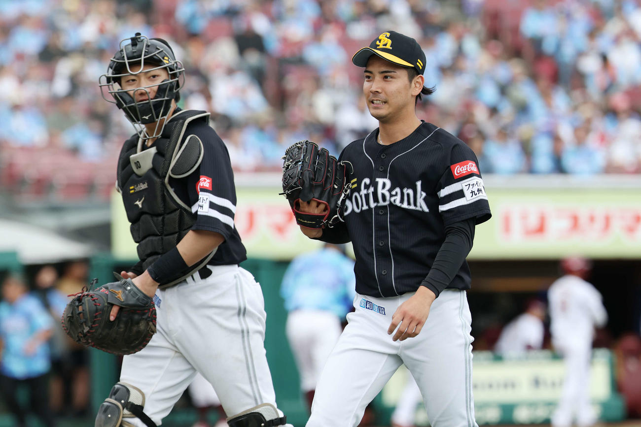 楽天対ソフトバンク　8回裏を無失点に抑えたソフトバンク大野。左は渡辺（撮影・宮地輝）