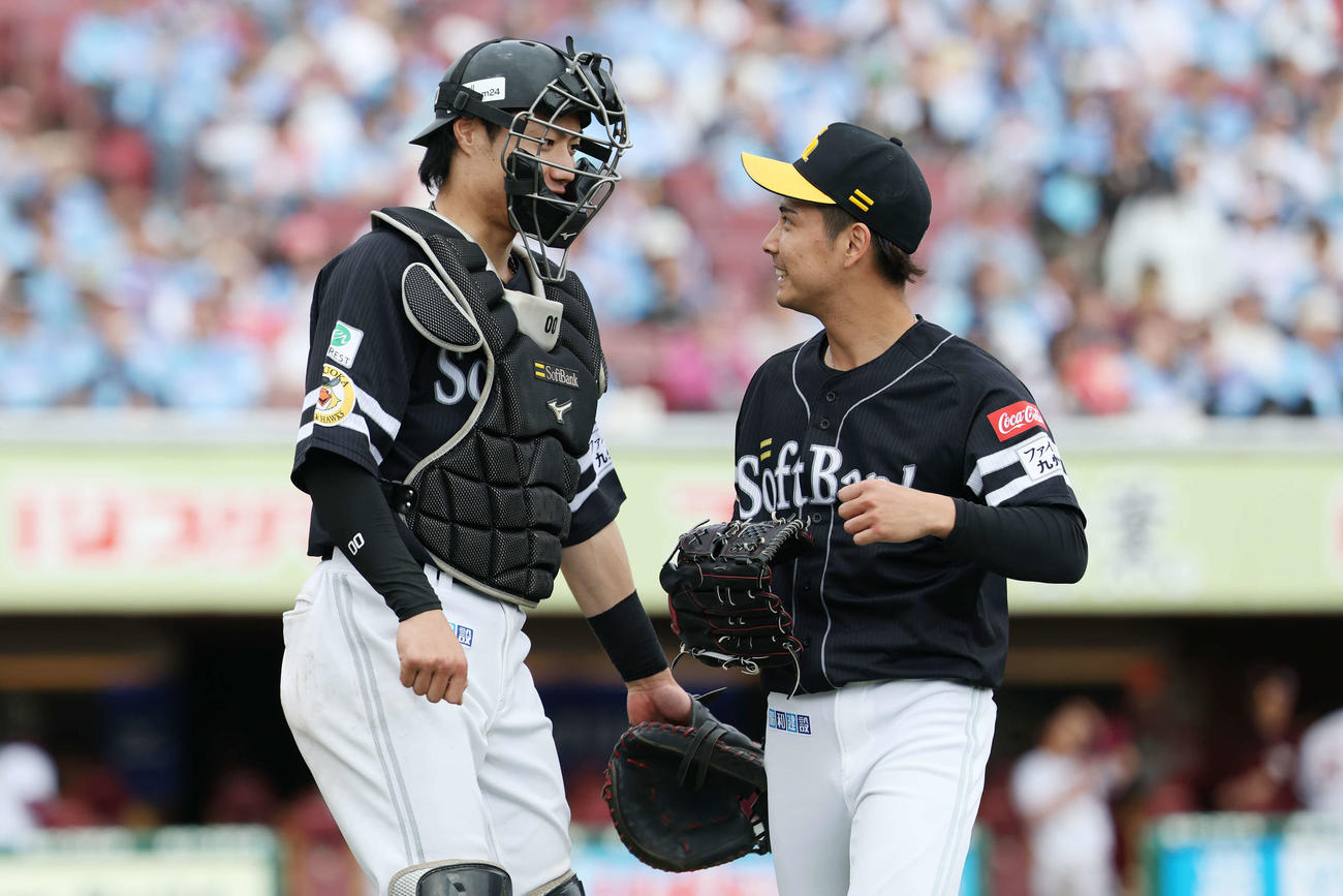 楽天対ソフトバンク　8回裏を無失点に抑えソフトバンク渡辺（左）と言葉を交わす大野（撮影・宮地輝）