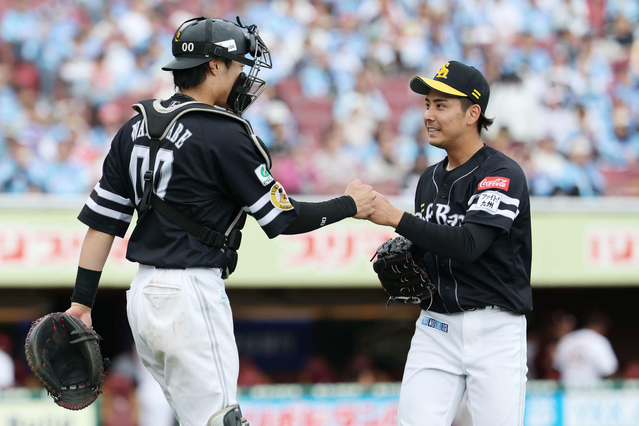 楽天対ソフトバンク　8回裏を無失点に抑えソフトバンク渡辺（左）とグータッチする大野（撮影・宮地輝）