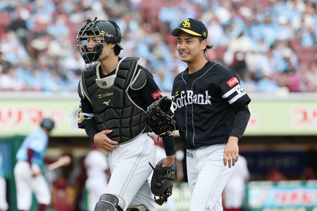 楽天対ソフトバンク　8回裏を無失点に抑えたソフトバンク大野。左は渡辺（撮影・宮地輝）