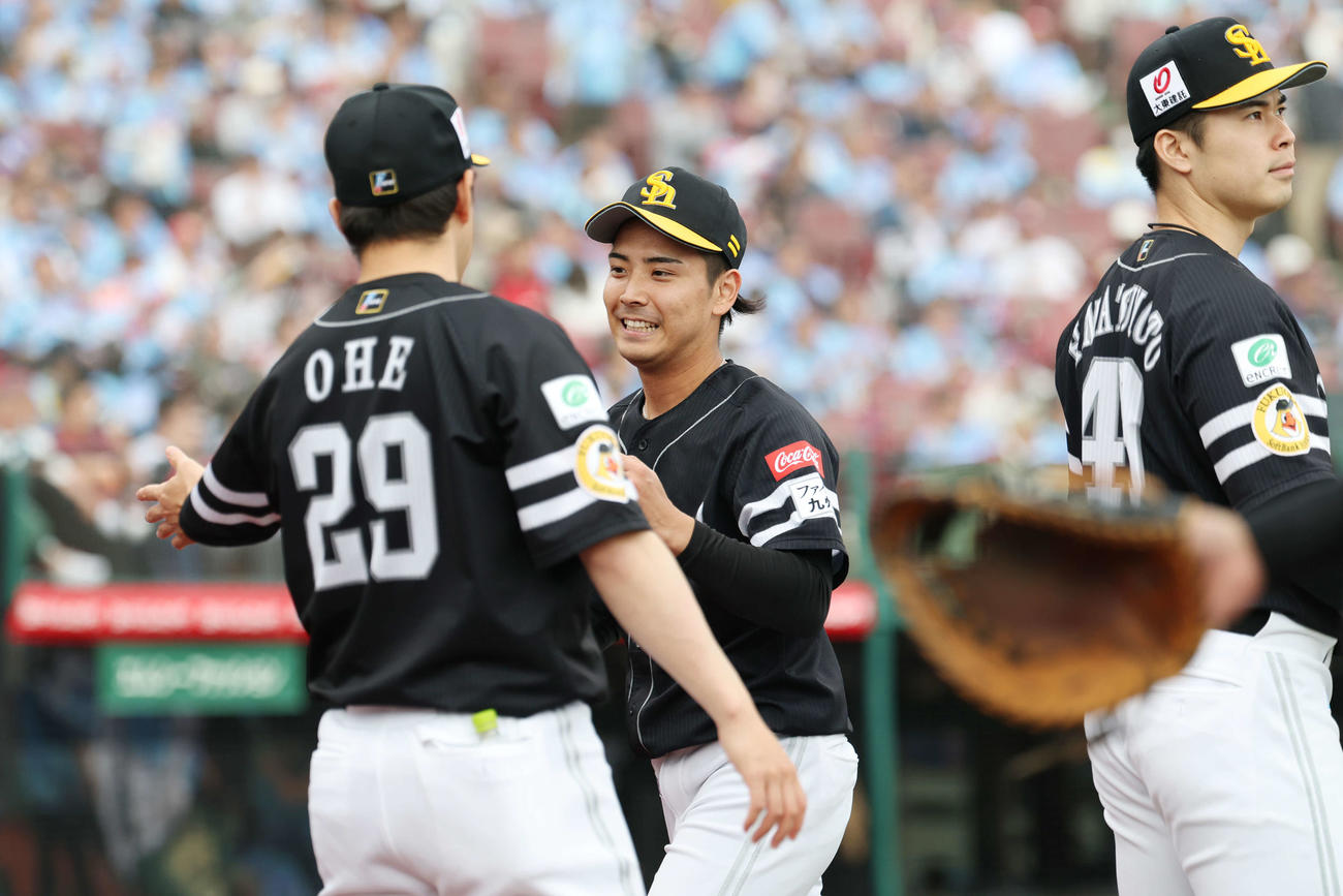 楽天対ソフトバンク　8回裏を無失点に抑え笑顔でチームメートとタッチを交わすソフトバンク大野（撮影・宮地輝）