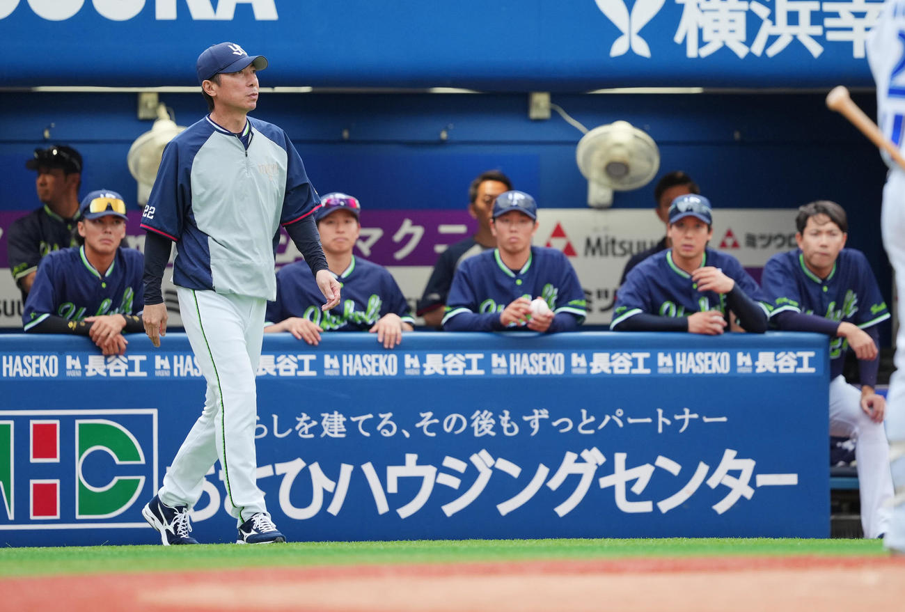 DeNA対ヤクルト　8回裏DeNA2死一、二塁、佐野に適時打を許した田口の交代を告げにベンチを出る高津監督（撮影・垰建太）