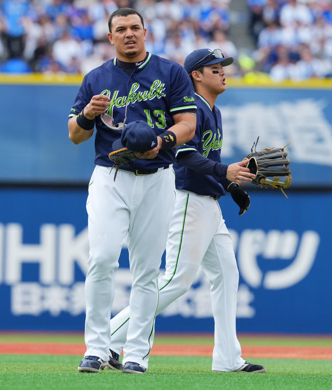 DeNA対ヤクルト　8回表ヤクルト2死満塁、右飛に倒れ無得点で攻撃を終えたオスナ（左）さえない表情（撮影・垰建太）
