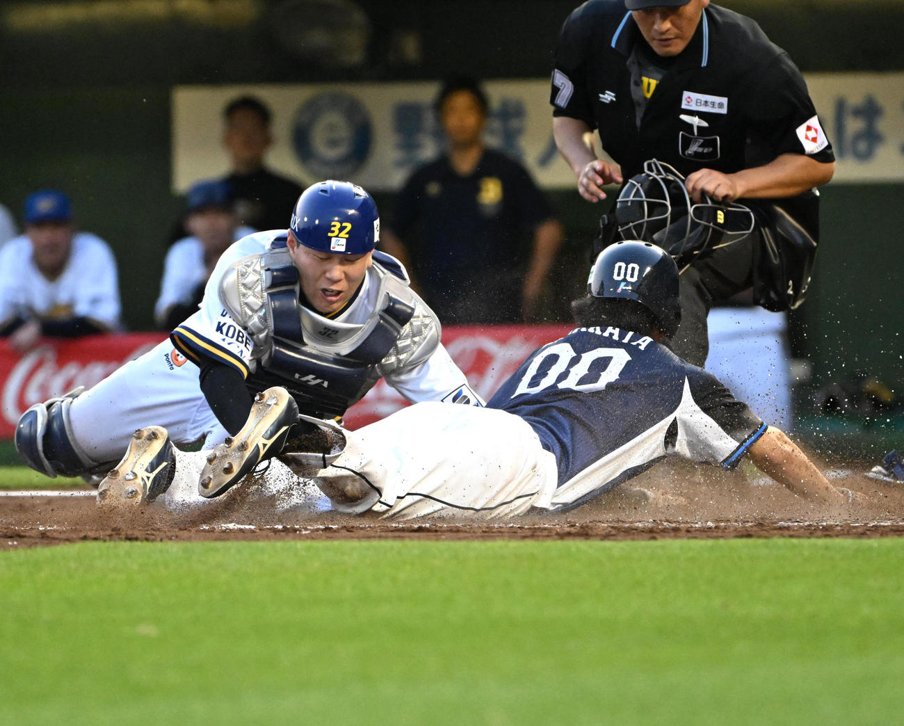 オリックス対西武　9回表西武1死二、三塁、一塁手の野選で生還する仲田（右）。捕手は福永（撮影・石井愛子）