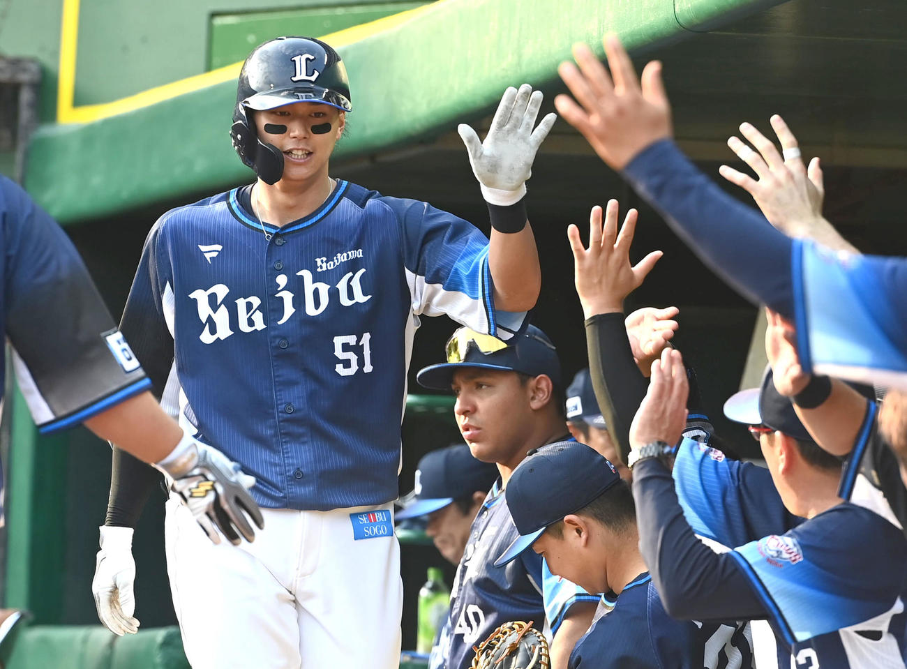 オリックス対西武　5回表西武無死、西川（左）は本塁打を放ちナインに迎えられる（撮影・石井愛子）