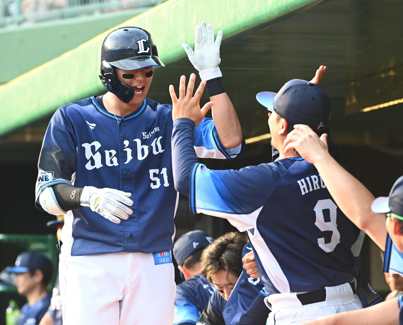 オリックス対西武　5回表西武無死、西川（左）は本塁打を放ちナインに迎えられる（撮影・石井愛子）