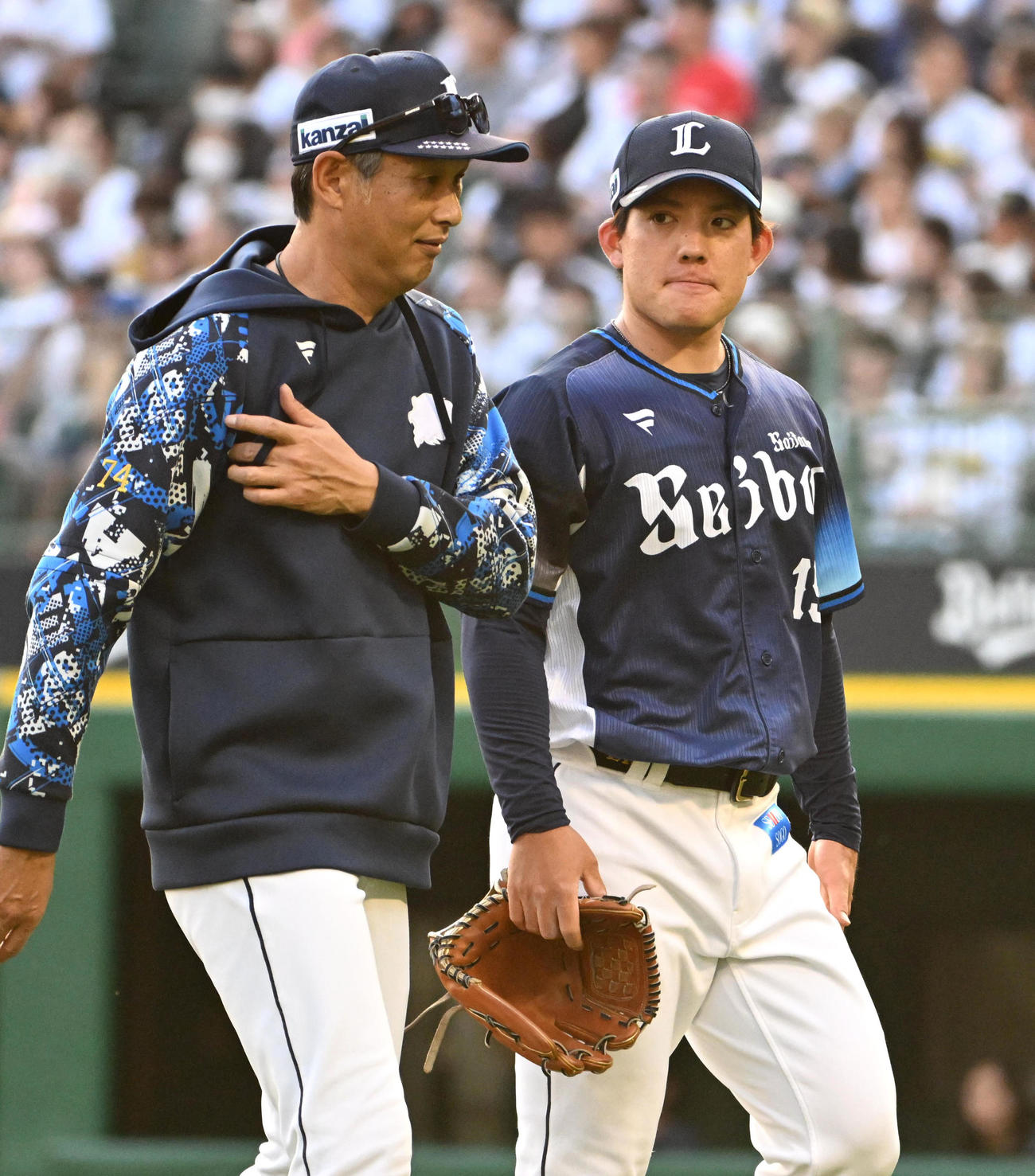 オリックス対西武　6回途中で降板する与座（右）とベンチに引き揚げる西口監督（撮影・石井愛子）