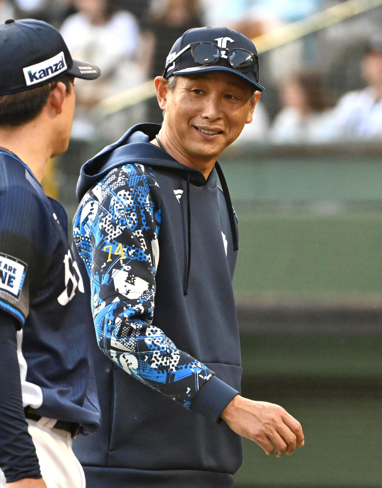 オリックス対西武　与座（左）に声をかける西口監督（撮影・石井愛子）