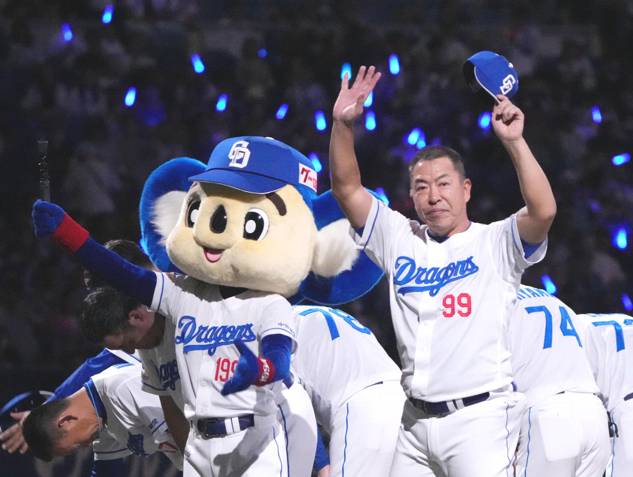 中日対巨人　試合終了、井上監督（右）は観客にあいさつをする（撮影・森本幸一）