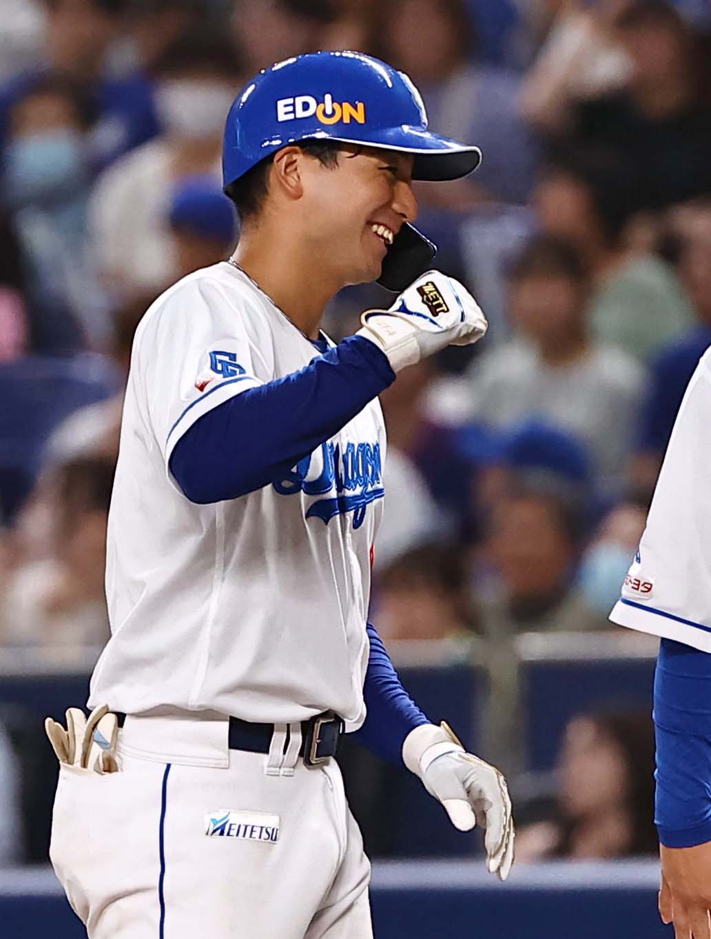 中日対巨人　8回裏中日無死、右前打を放った石伊は笑顔を見せる（撮影・上田博志）