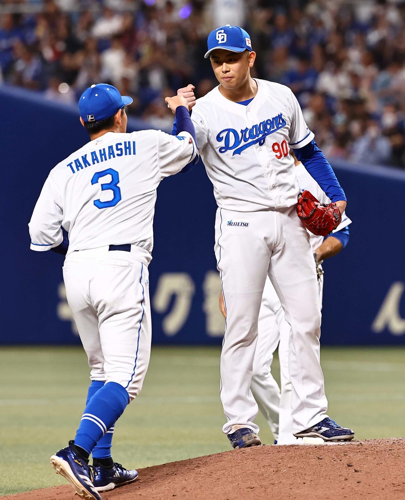 中日対巨人　20セーブ目をあげた松山（右）は高橋周とグータッチをする（撮影・上田博志）