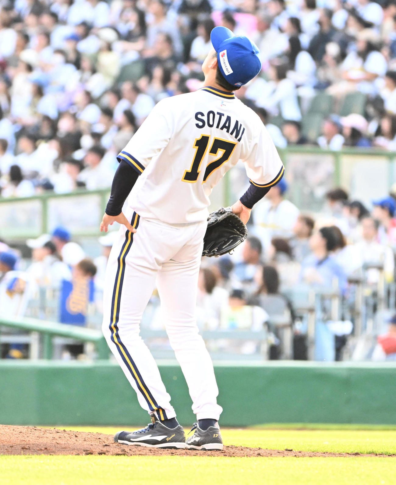 オリックス対西武　5回表西武無死、西川（左）に本塁打を放たれ体をそらす曽谷（撮影・石井愛子）
