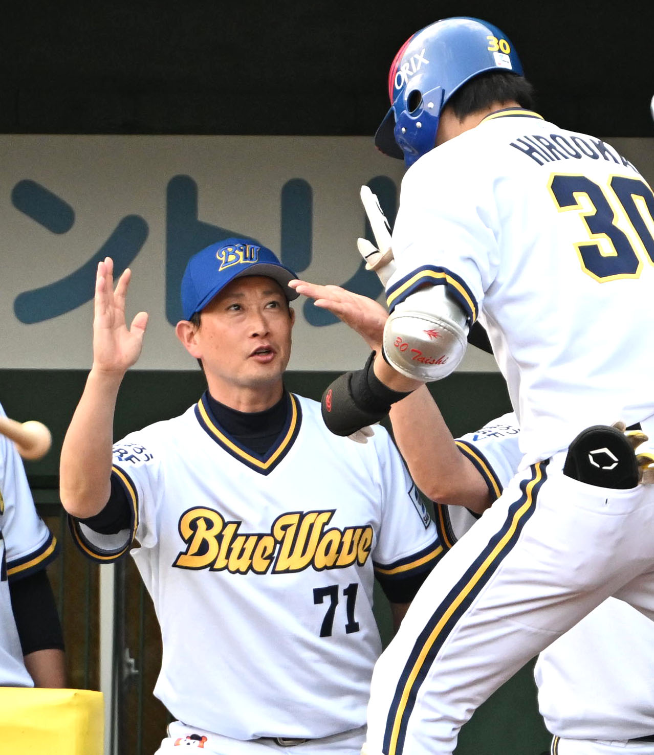オリックス対西武　3回裏オリックス無死二塁、本塁打を放った広岡（右）を迎える岸田監督（撮影・石井愛子）