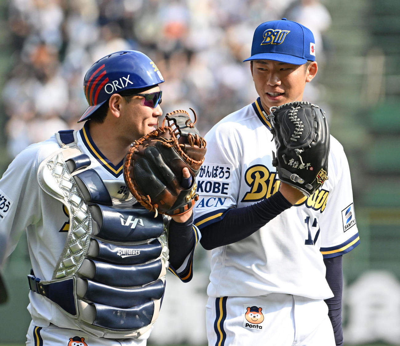 オリックス対西武　1回表を投げ終え福永（左）と話しながらベンチに引き揚げる曽谷（撮影・石井愛子）