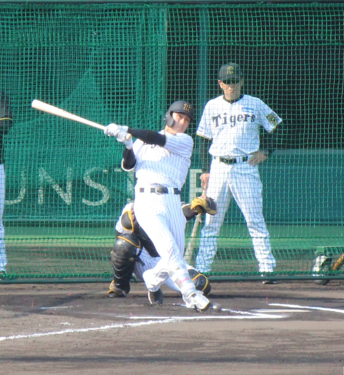 2軍練習でシート打撃に臨んだ阪神小幡。奥は和田1・2軍打撃巡回コーディネーター（撮影・柏原誠）＝2025年6月1日