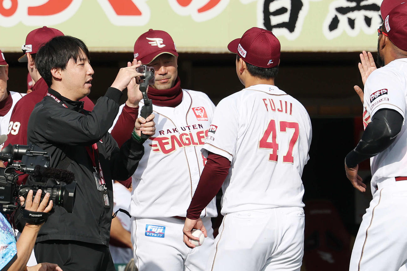 楽天対ソフトバンク　楽天藤井聖（右）と勝利のタッチを交わす三木監督（撮影・宮地輝）