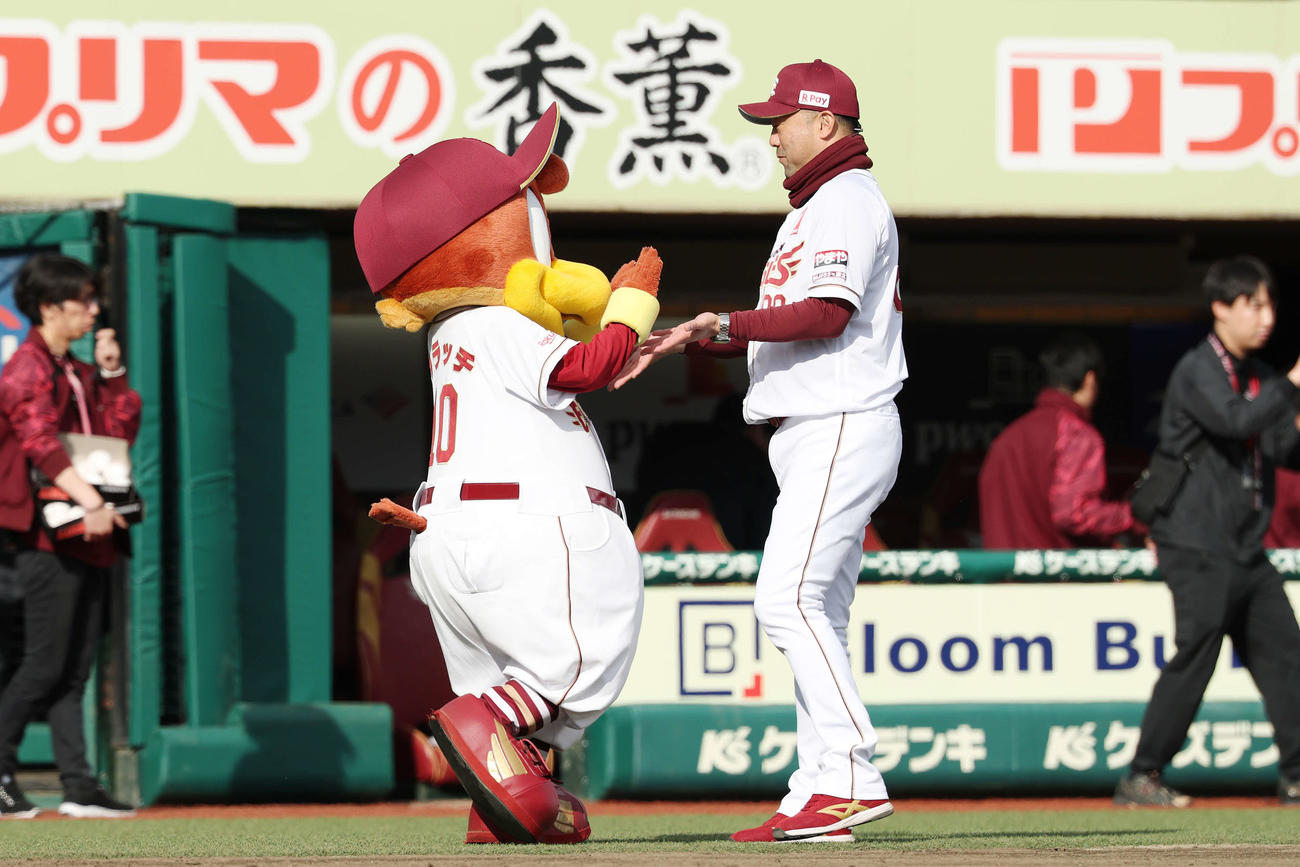 楽天対ソフトバンク　クラッチと勝利を喜ぶ楽天三木監督（撮影・宮地輝）