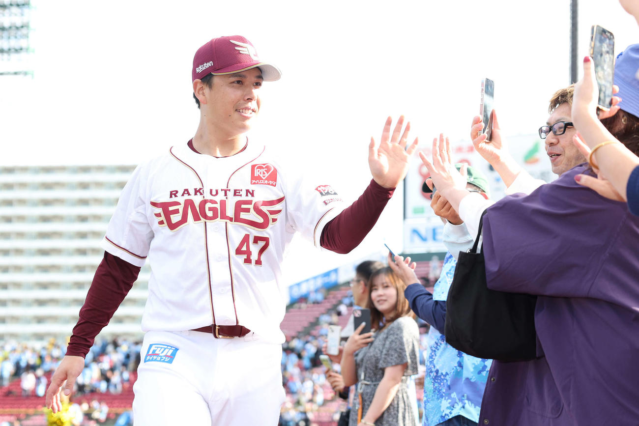 楽天対ソフトバンク　勝利しファンとタッチを交わす楽天藤井（撮影・宮地輝）