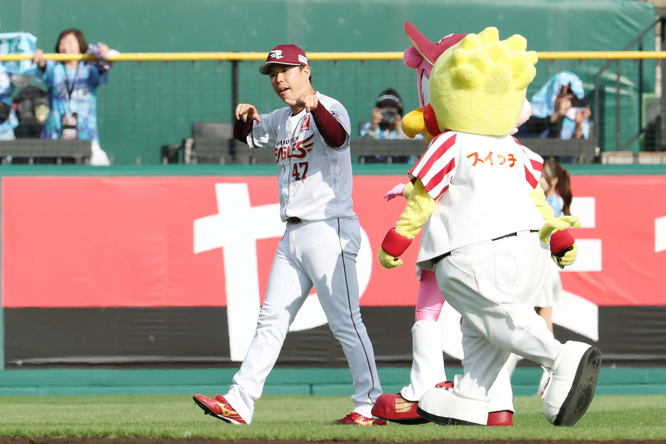 楽天対ソフトバンク　勝利しポーズをとる楽天藤井（撮影・宮地輝）