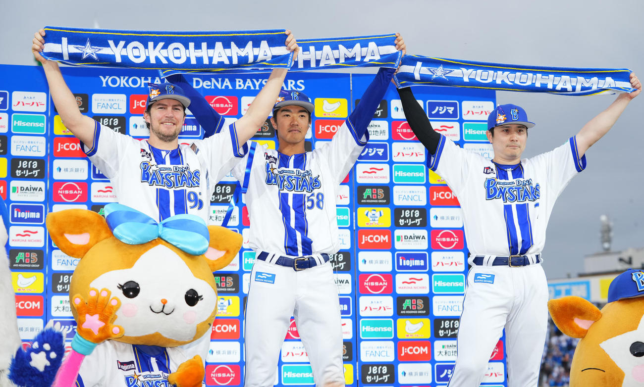 DeNA対ヤクルト　ヒーローのお立ち台で写真に納まるDeNAバウアー（左）、梶原（中央）、佐野（撮影・垰建太）