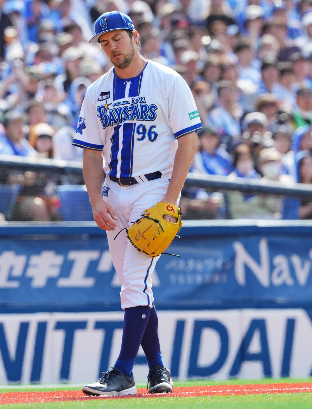 DeNA対ヤクルト　5回表ヤクルト2死三塁、山田のボテボテのゴロが適時内野安打となり肩を落とすバウアー（撮影・垰建太）