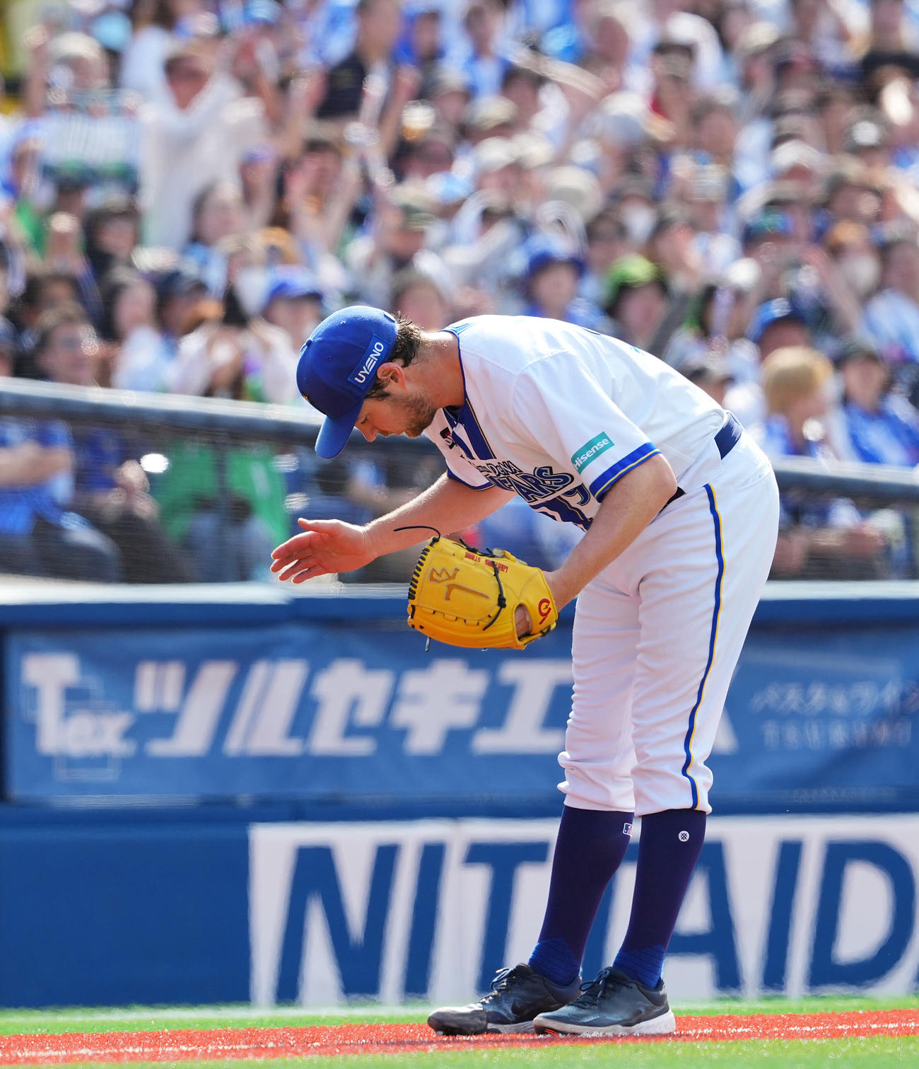 DeNA対ヤクルト　5回表ヤクルト2死三塁、山田のボテボテのゴロが適時内野安打となり肩を落とすバウアー（撮影・垰建太）