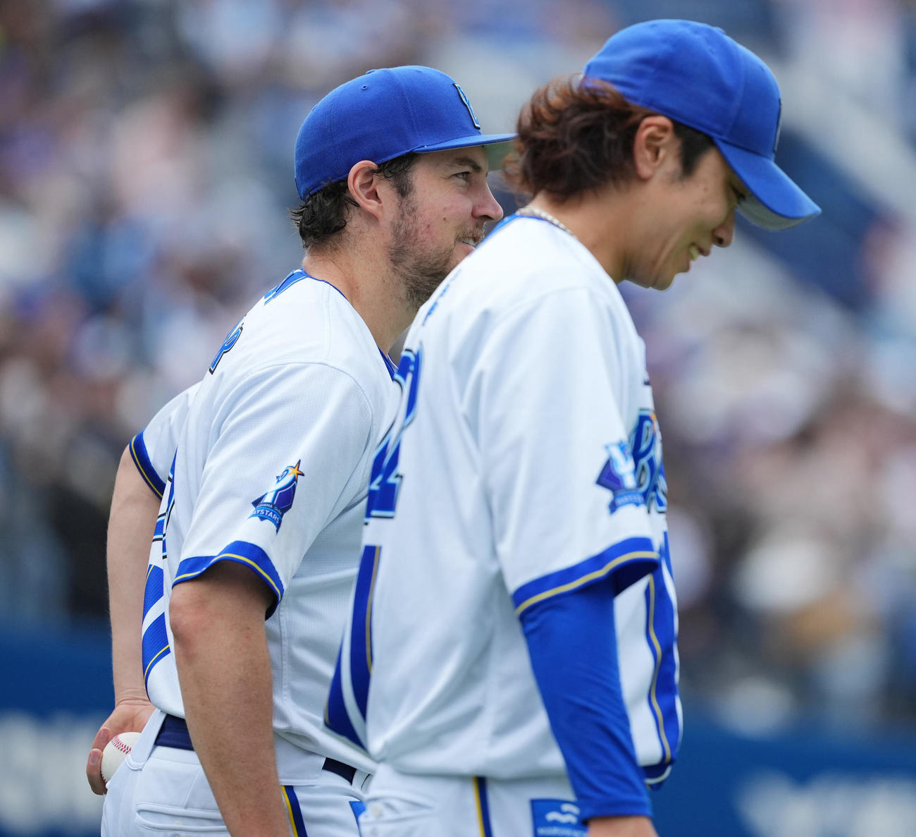 DeNA対ヤクルト　ヤクルトに勝ちDeNAバウアー（左）は入江から勝利球を受け取り笑顔でポケットにしまう（撮影・垰建太）