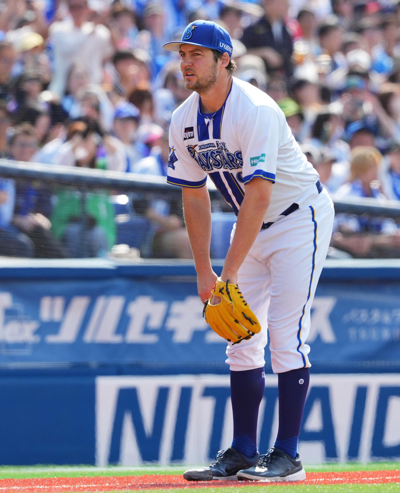 DeNA対ヤクルト　5回表ヤクルト2死三塁、山田のボテボテのゴロが適時内野安打となり肩を落とすバウアー（撮影・垰建太）