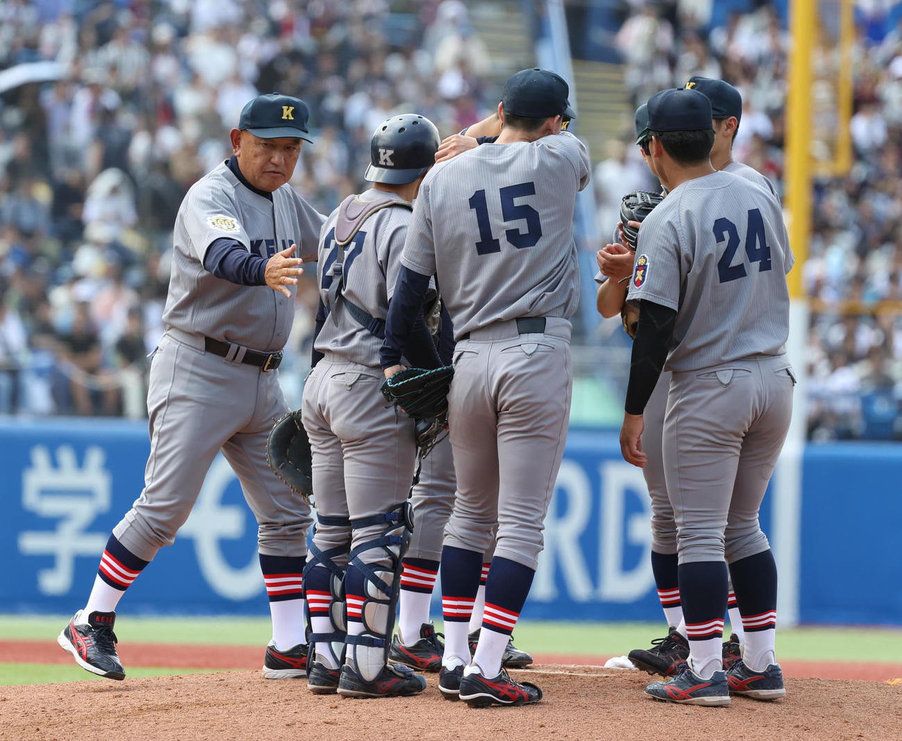 慶大対早大　3回のピンチはマウンドに集まる慶大ナイン。左端は慶大・堀井監督（撮影・柴田隆二）